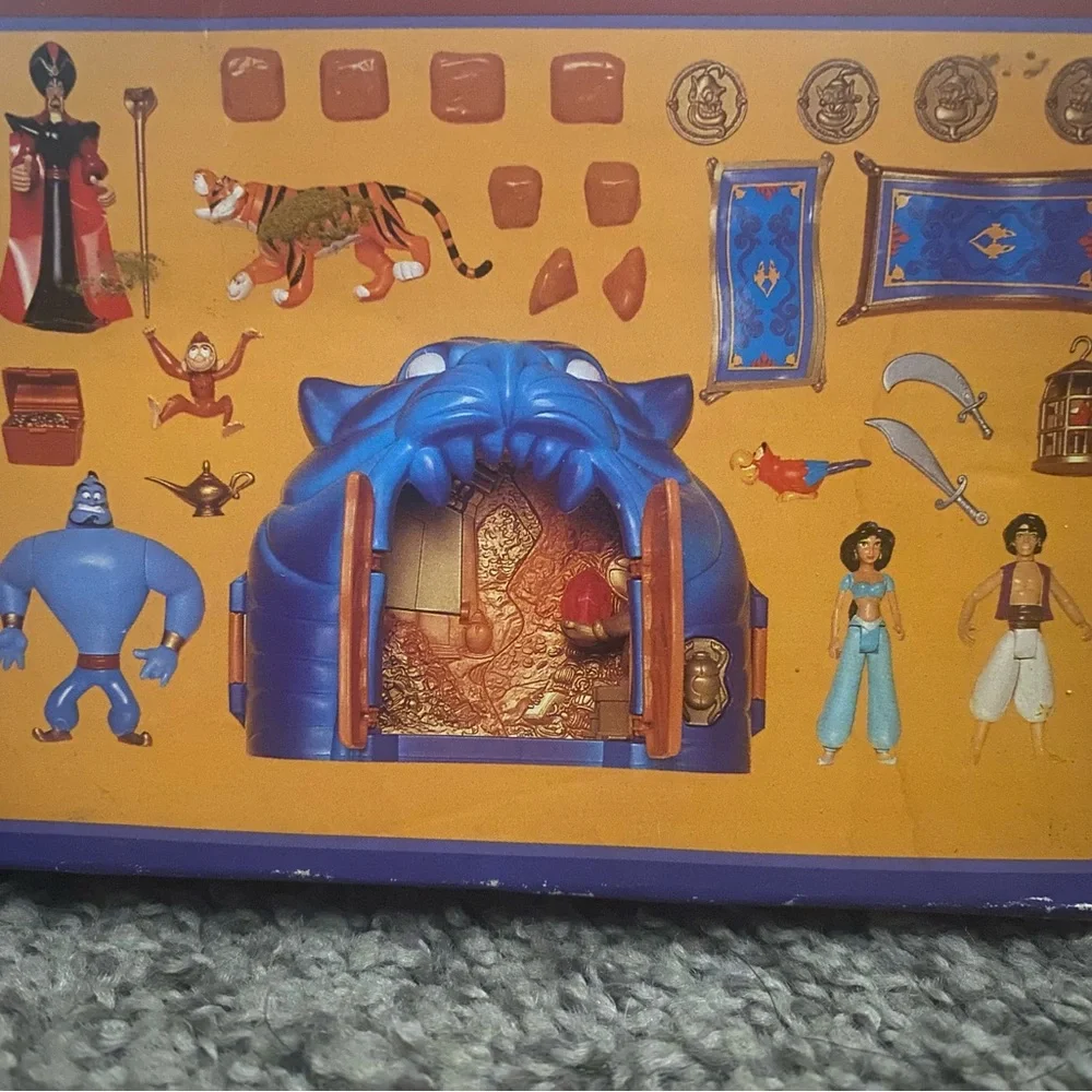 Disney's ALADDIN Cave of Wonders Deluxe Gift Set, 28 Pieces. - Picture 8 of 9